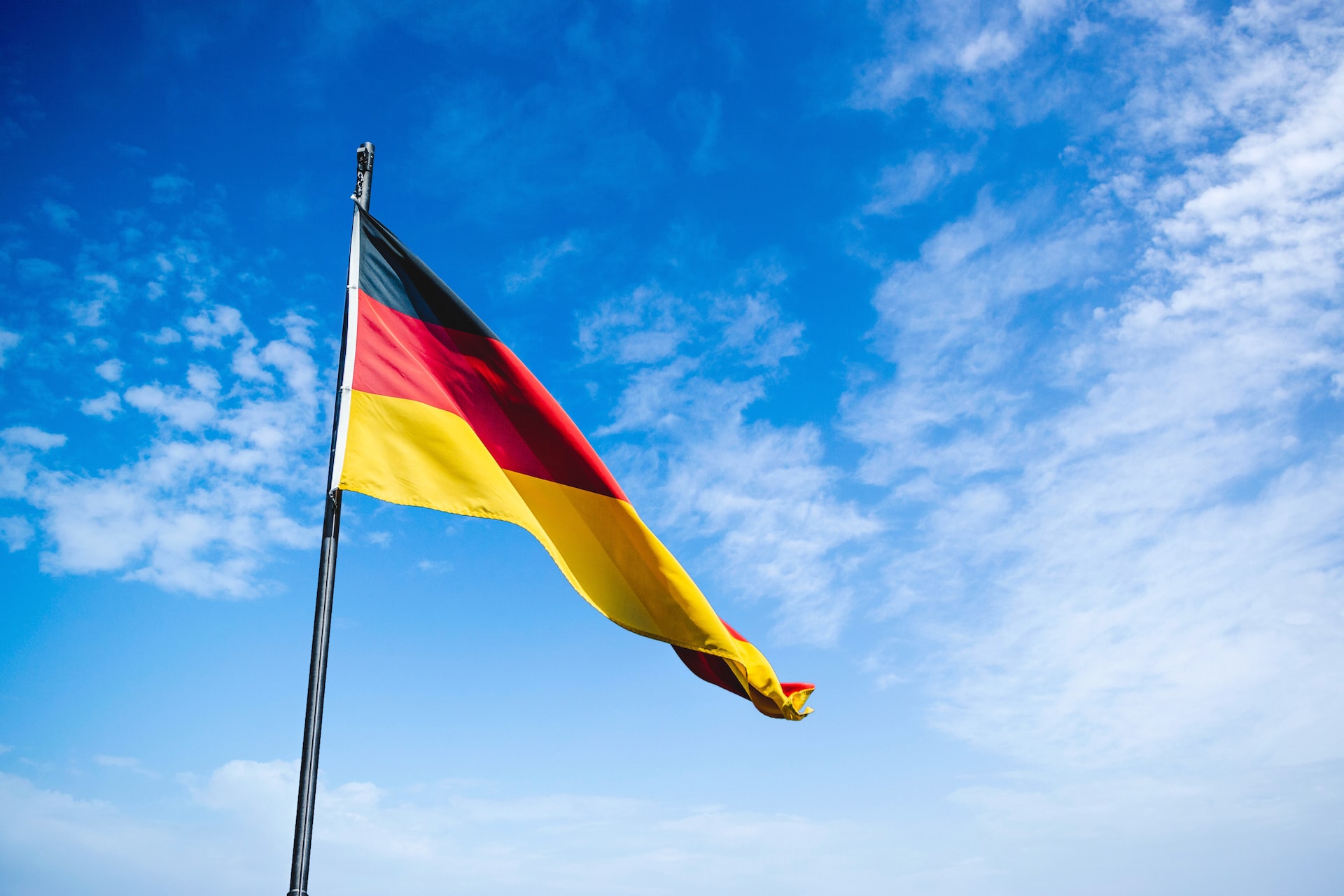 Flaga niemiecka na tle błękitnego nieba